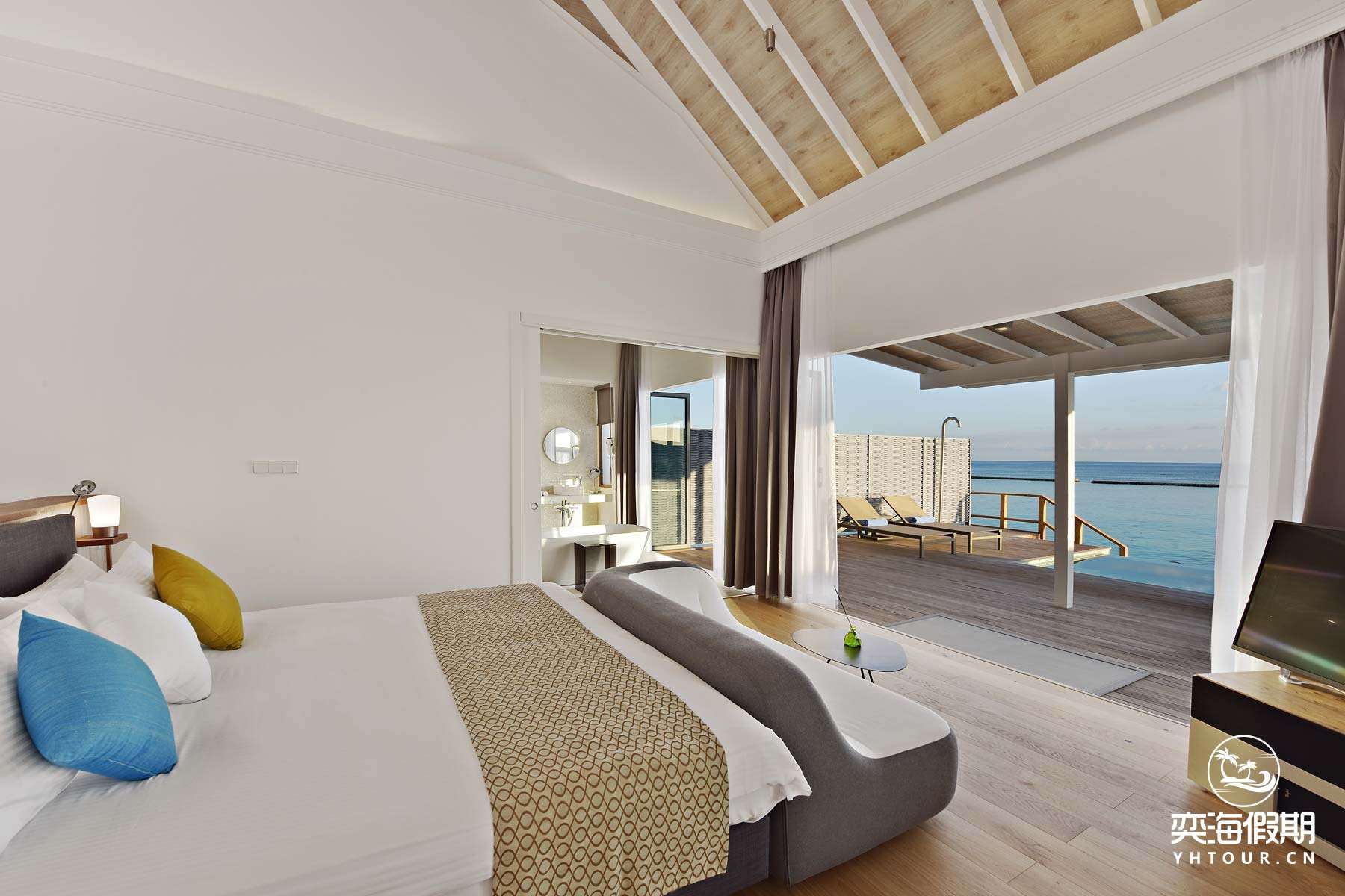 water-villa-with-pool-02.jpg