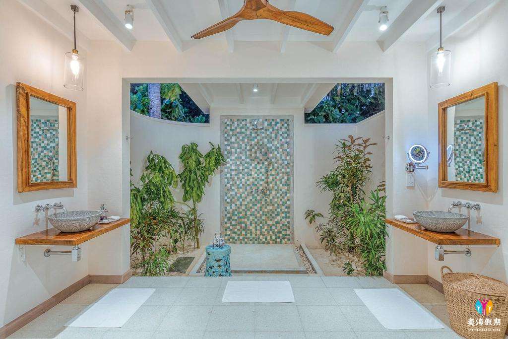 Deluxe Beach Villa (1).jpg
