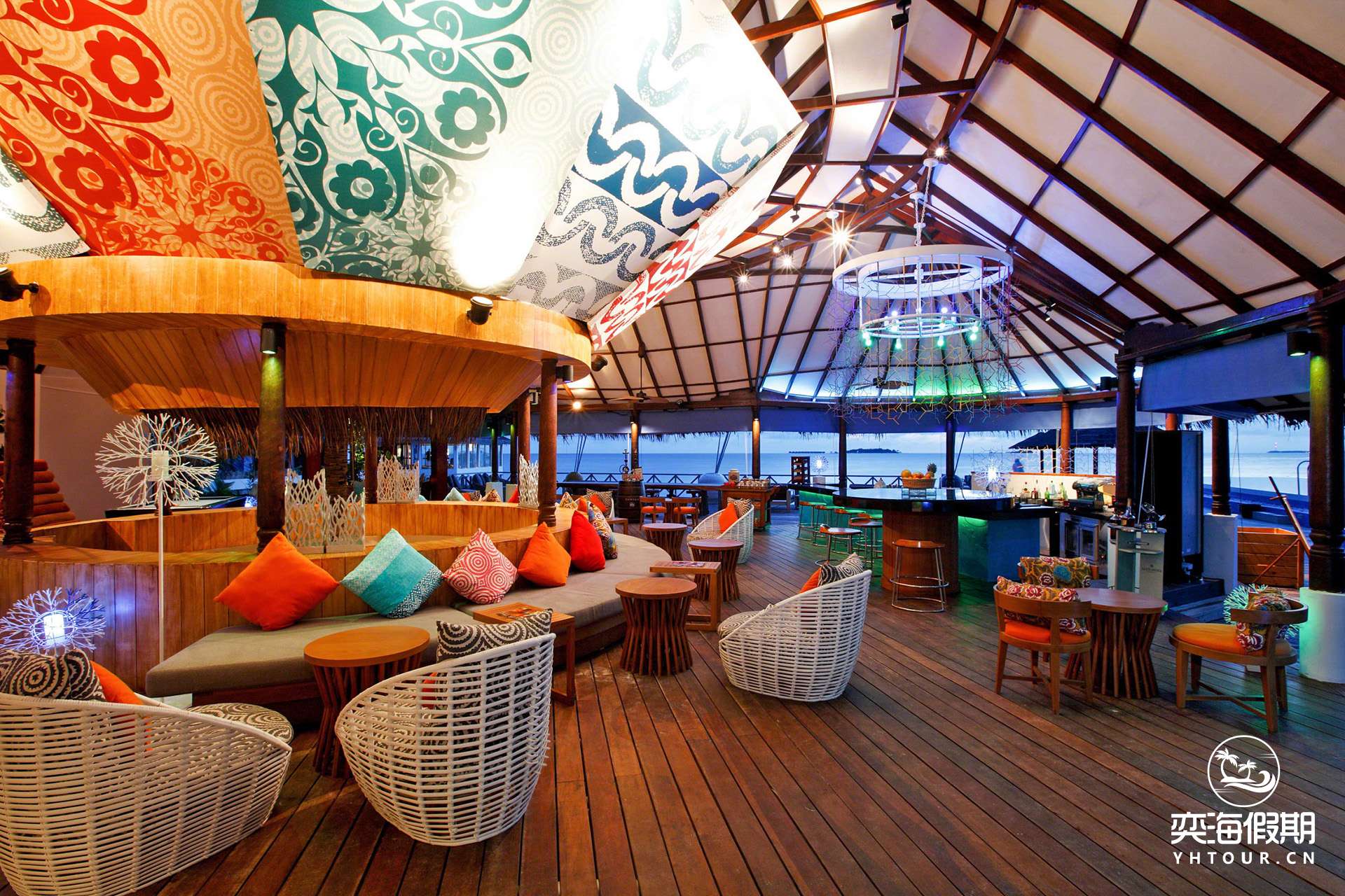 CIRM-Coral_Bar_and_Lounge_01.jpg