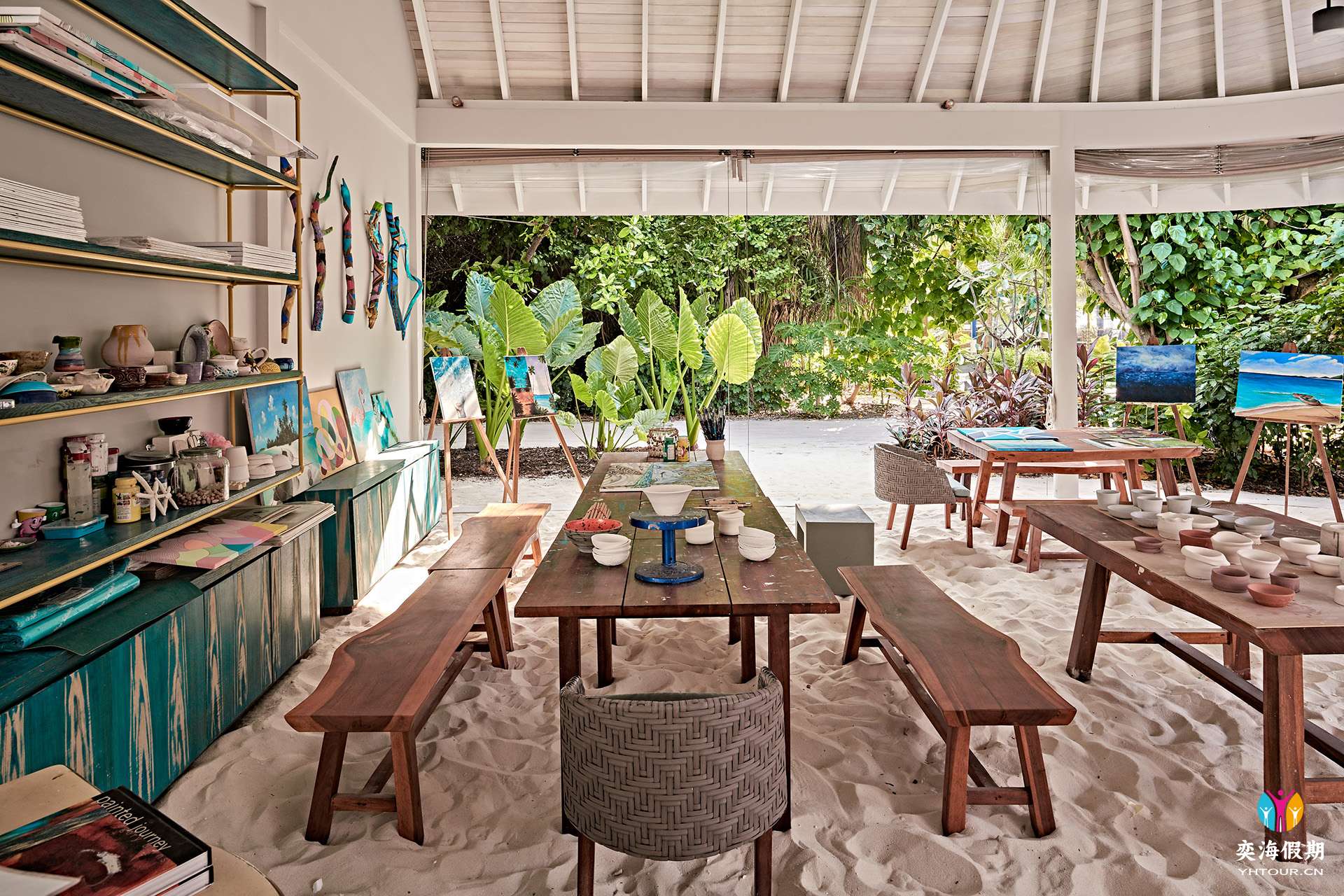2103_Finolhu Baa  Atoll Maldives_Art Studio - 1.jpg