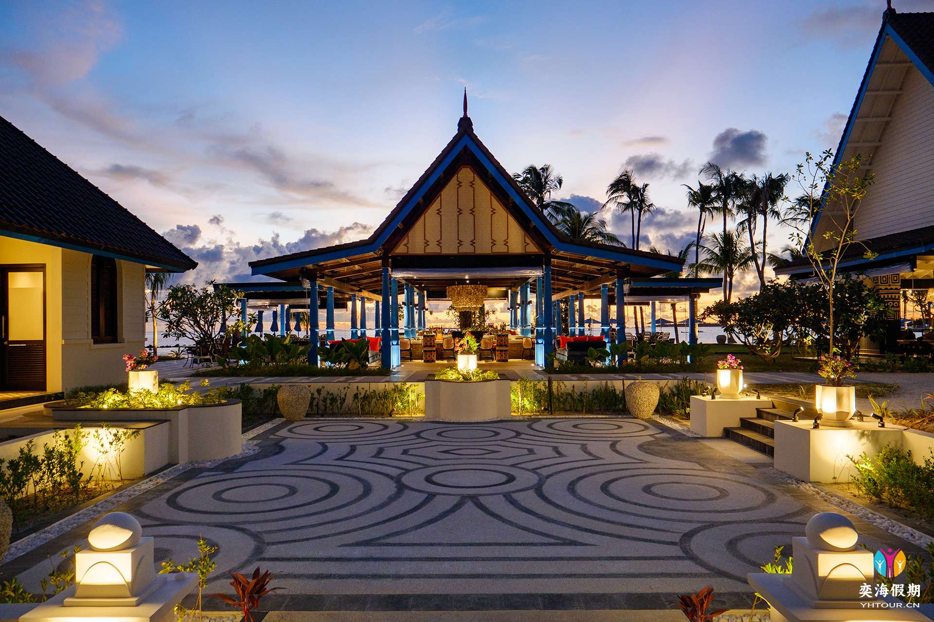SAii Lagoon Maldives_Miss Olive Oyl Pool Bar_Evening-MLEGSQQ.jpg