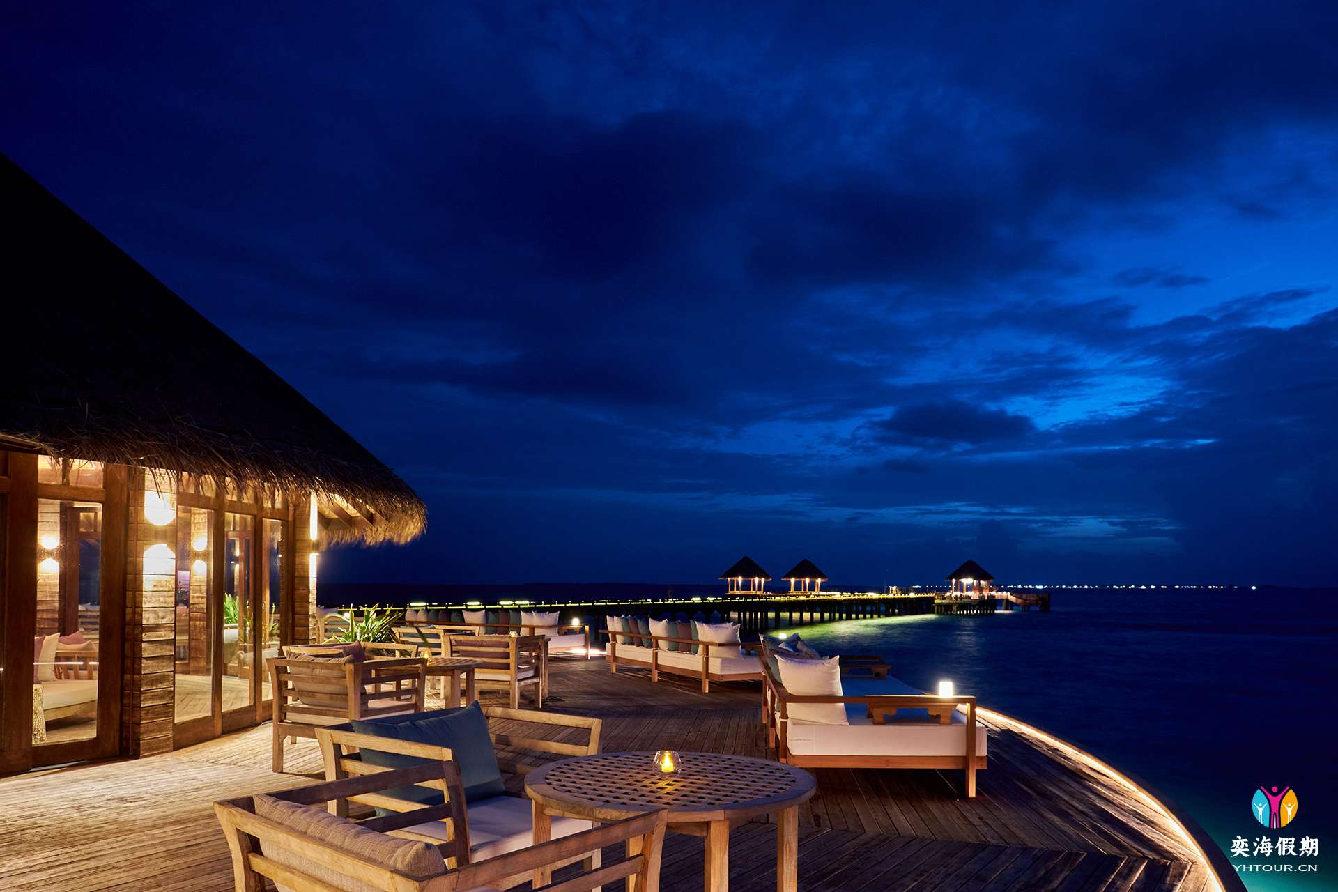 JA Manafaru - White Orchid Lounge.4.jpg