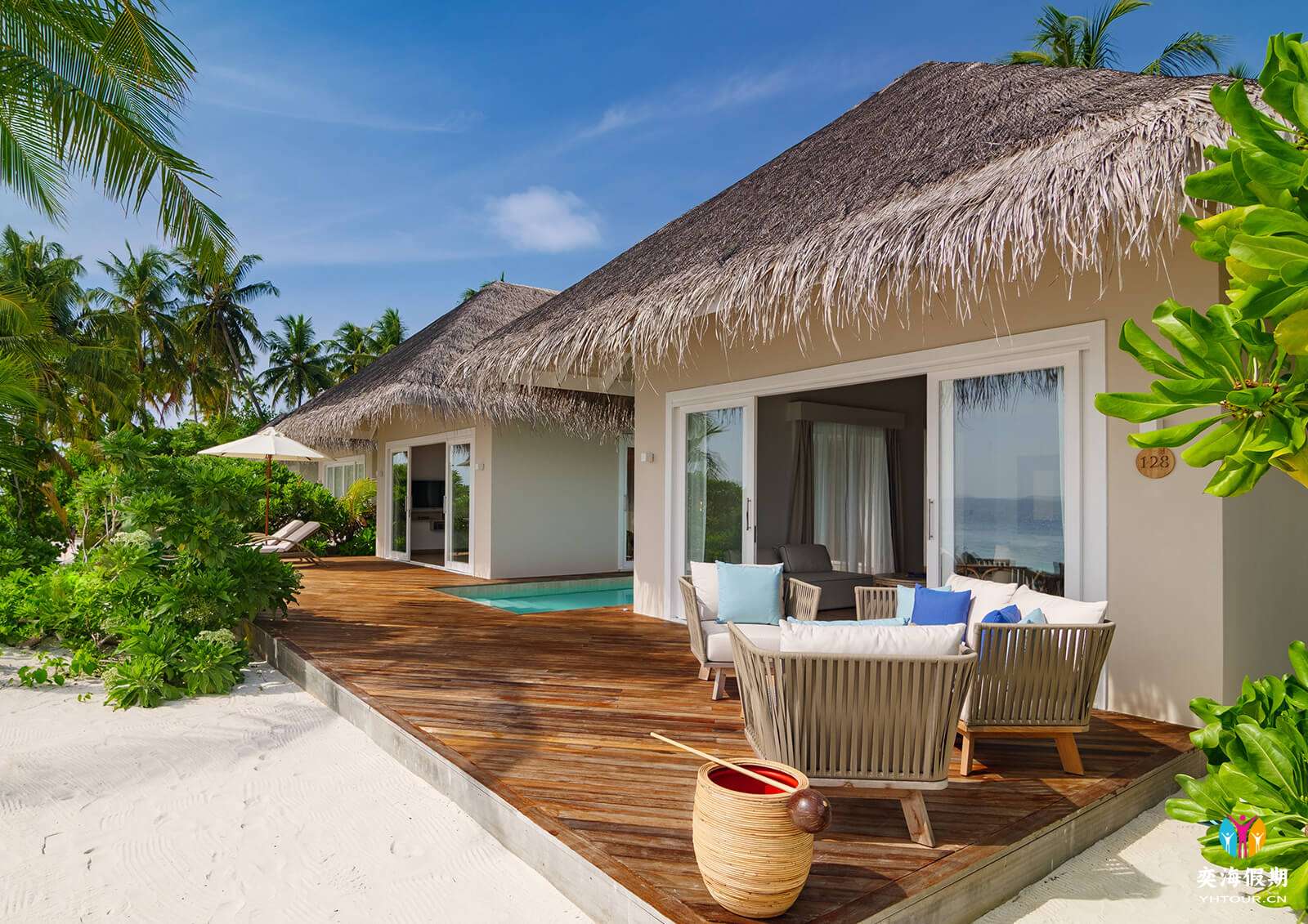 Deluxe Beach Suite with Pool9.jpg