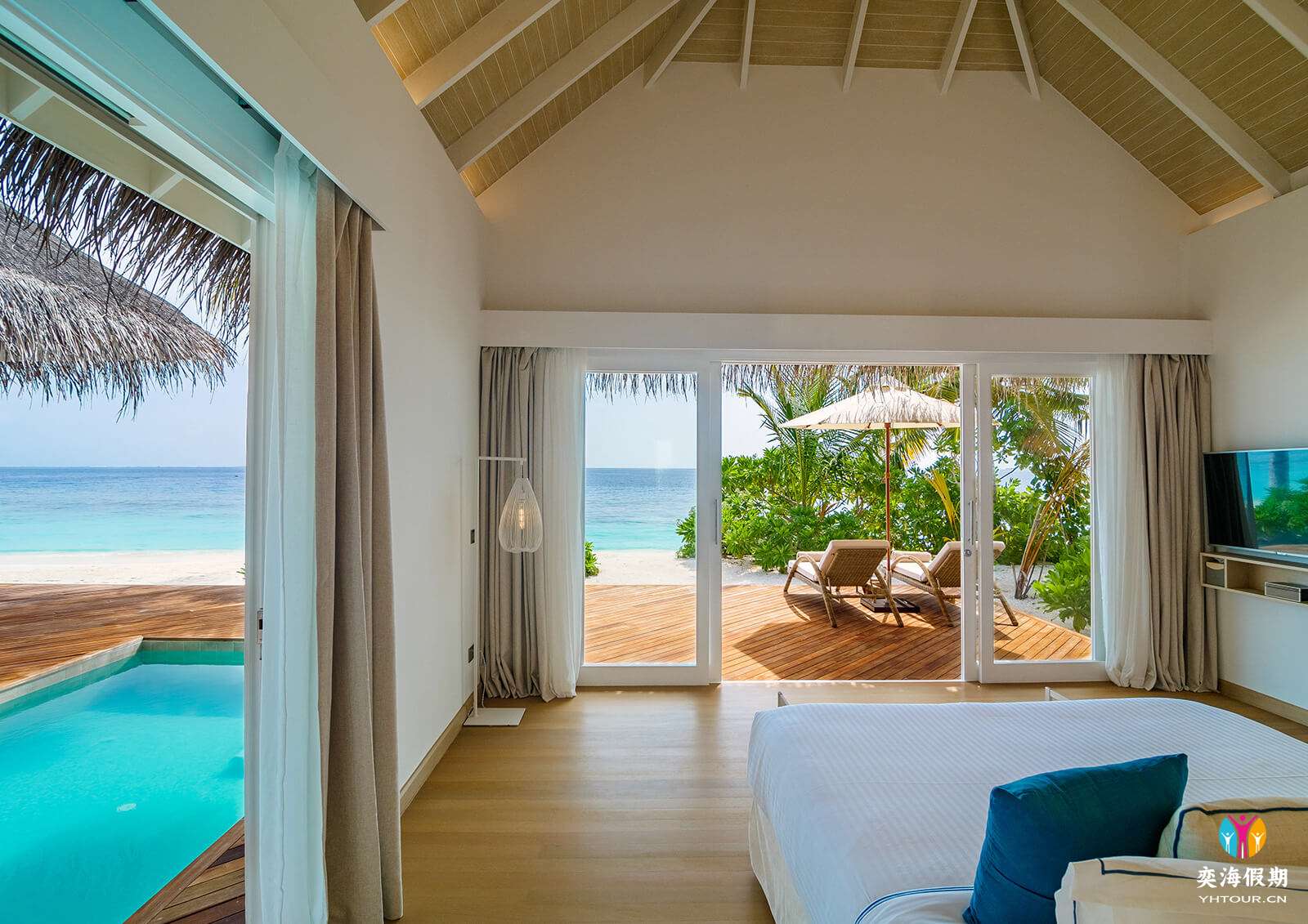Deluxe Beach Suite with Poolm.jpg
