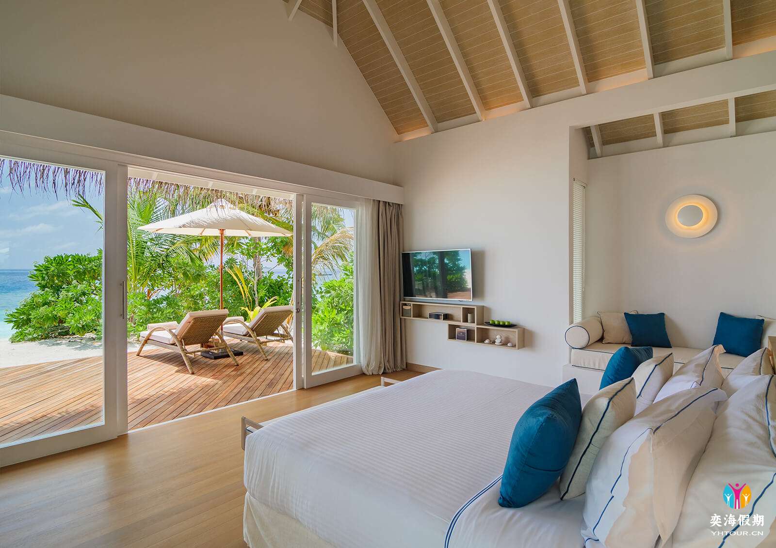 Deluxe Beach Suite with Pool09.jpg