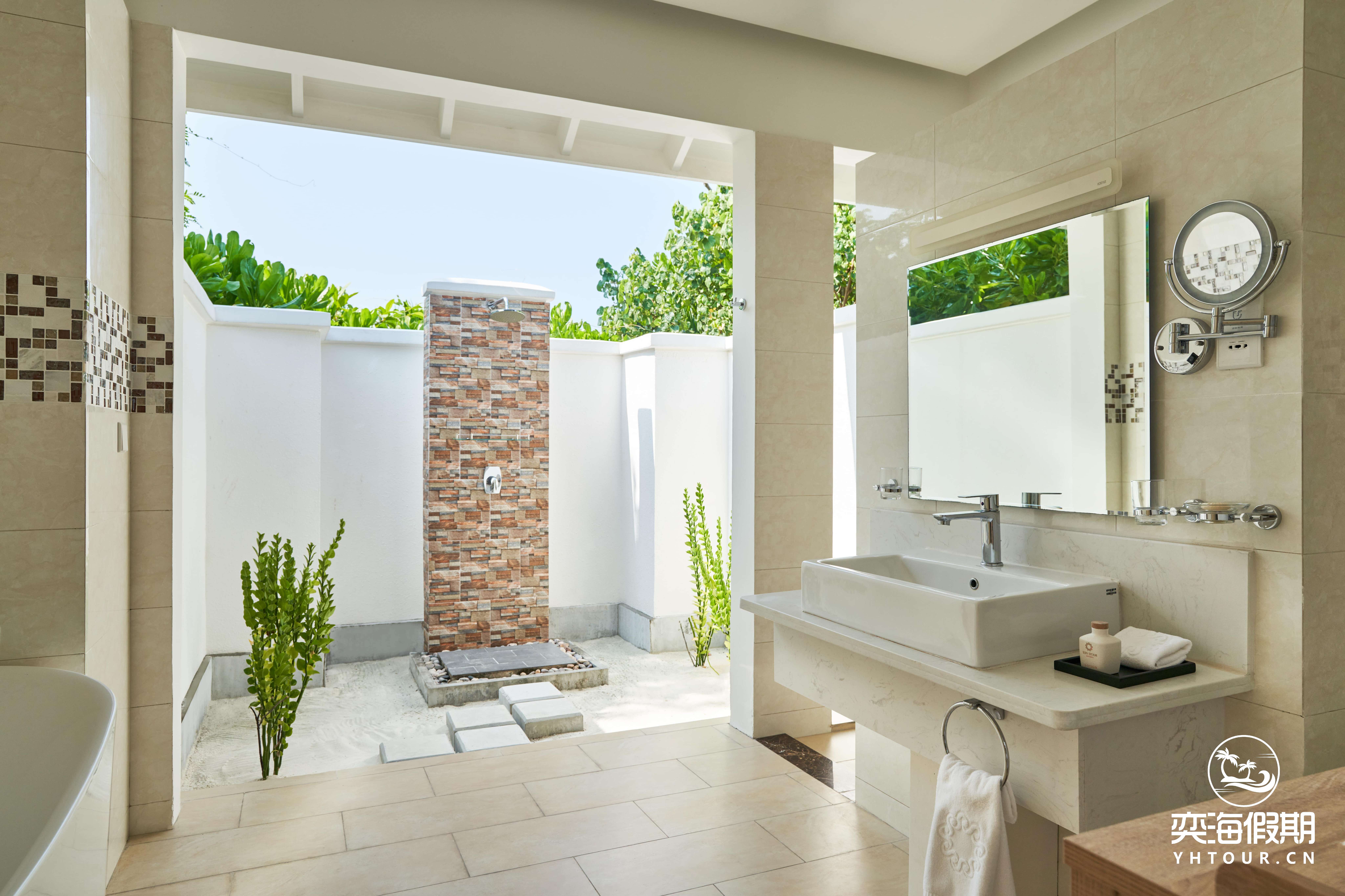 beach-suite-with-pool_0302-min.jpg