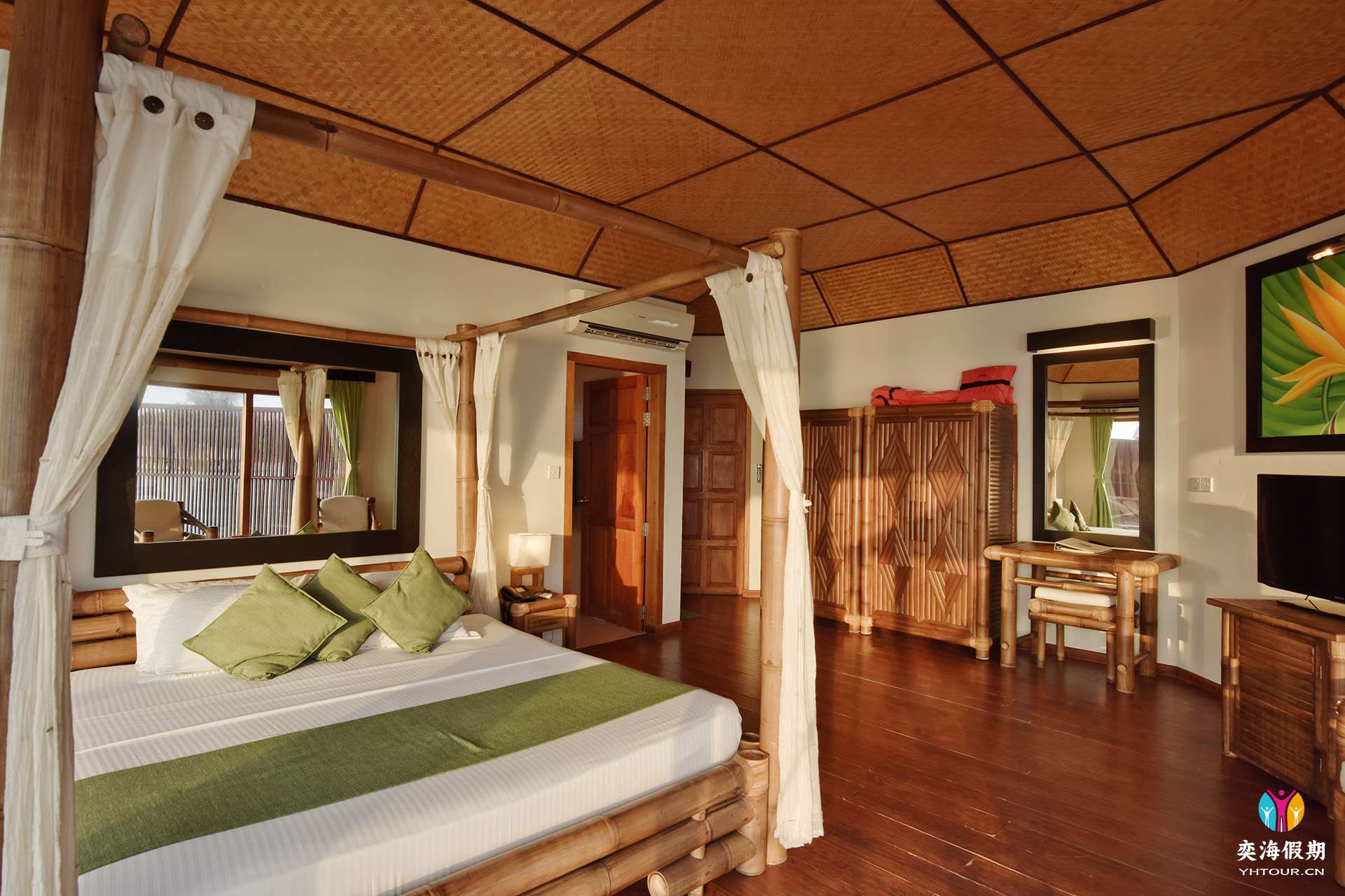 SFI-HRES-Safari_Island_Semi_Water_Bungalow3.jpg