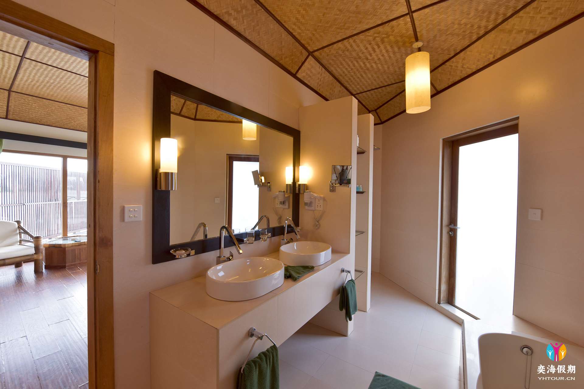 SFI-HRES-Safari_Island_Semi_Water_BungalowToilet1.jpg