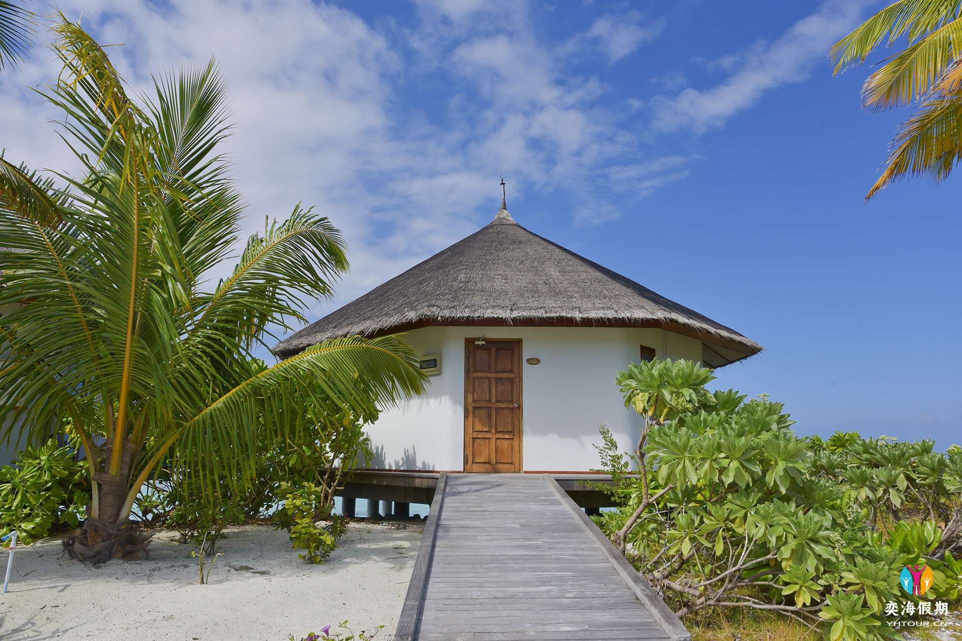 SFI-HRES-Safari_Island_Semi_Water_Bungalow1.jpg