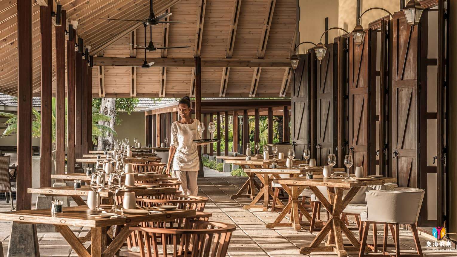 Desroches Restaurant2.jpg
