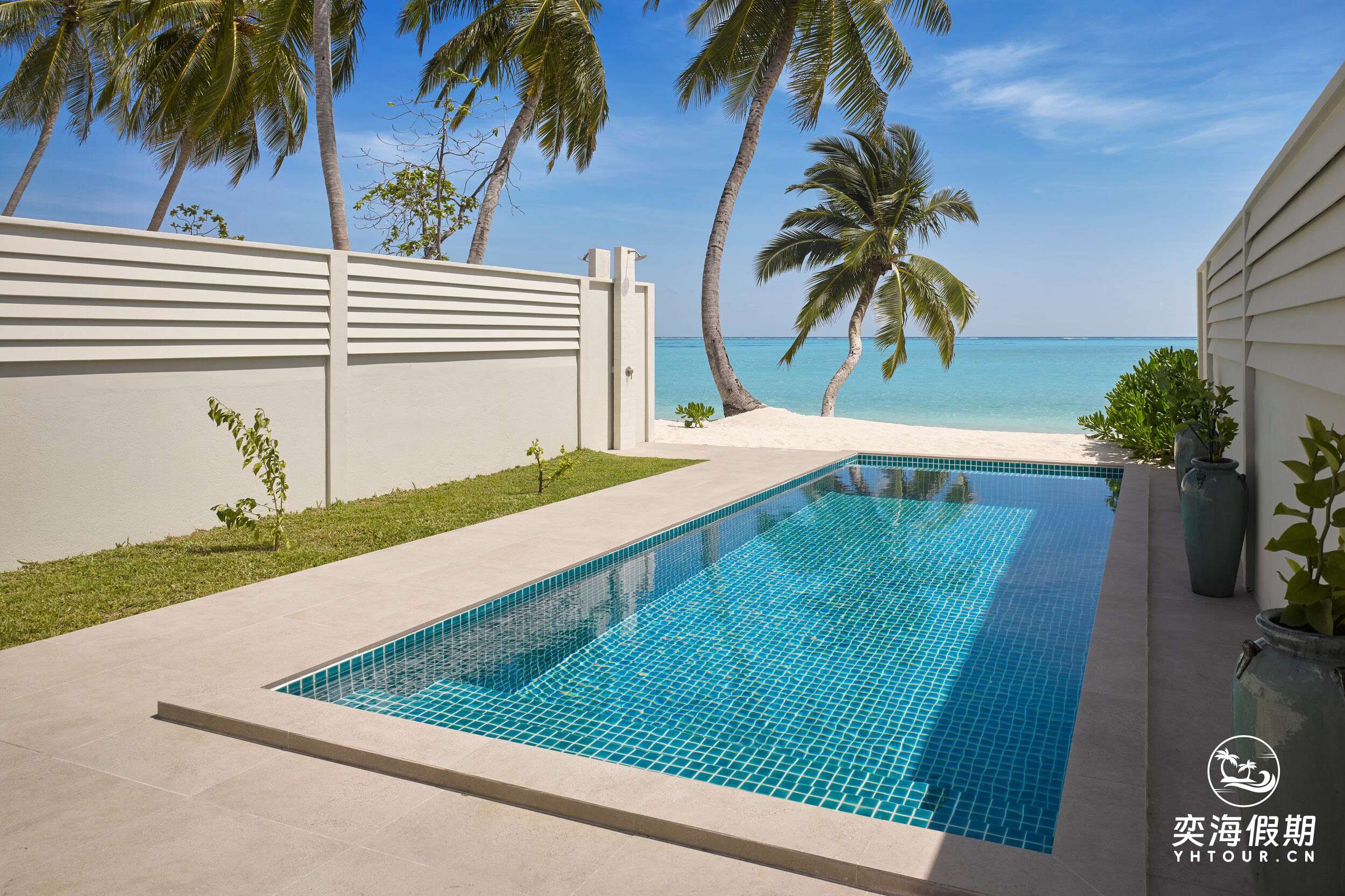 Villa Park - Deluxe Beach Pool Villa - Poolside - Large.jpg
