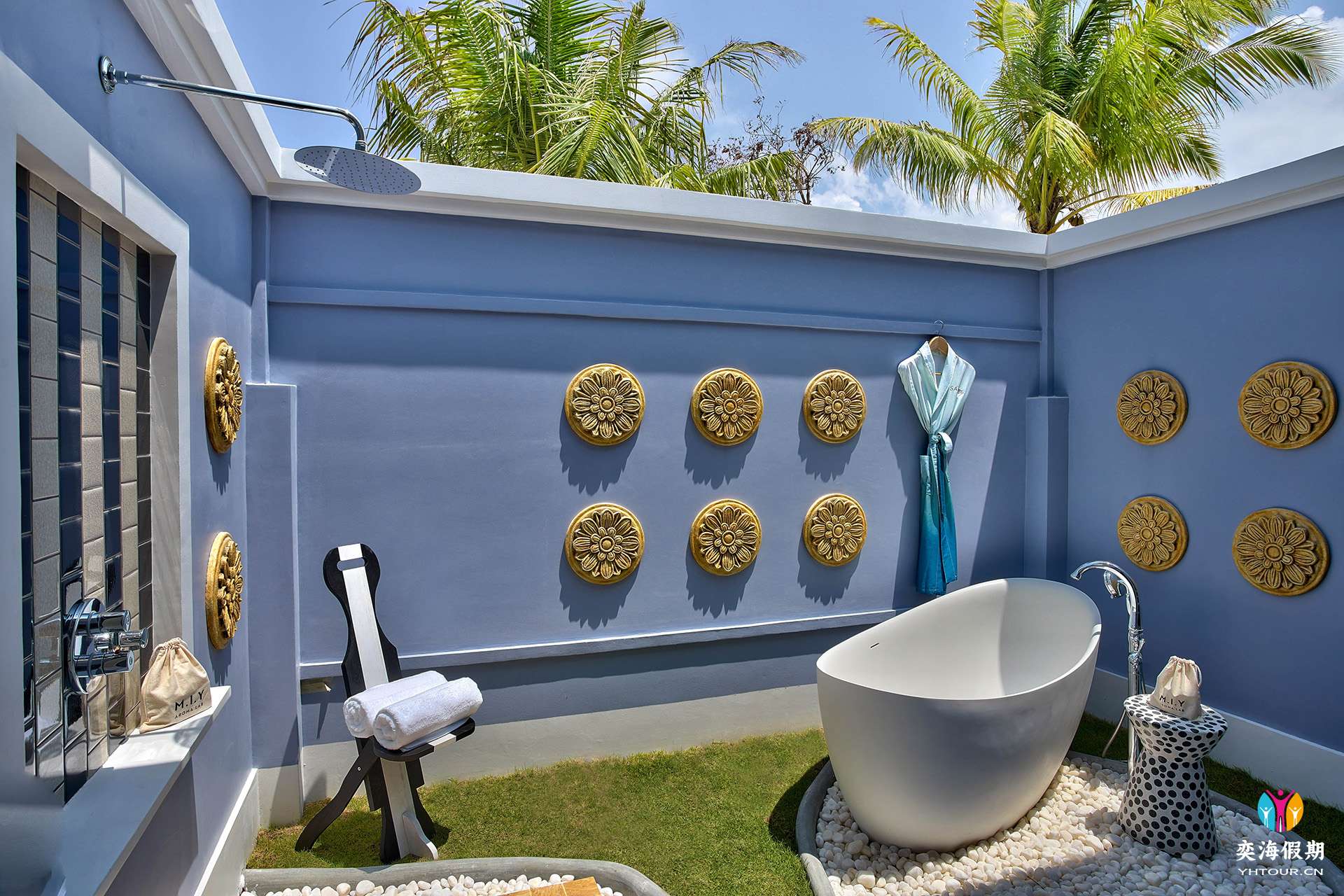 SAii Lagoon Maldives - 2br Beach Villa_outdoor shower _ bathtub.jpg