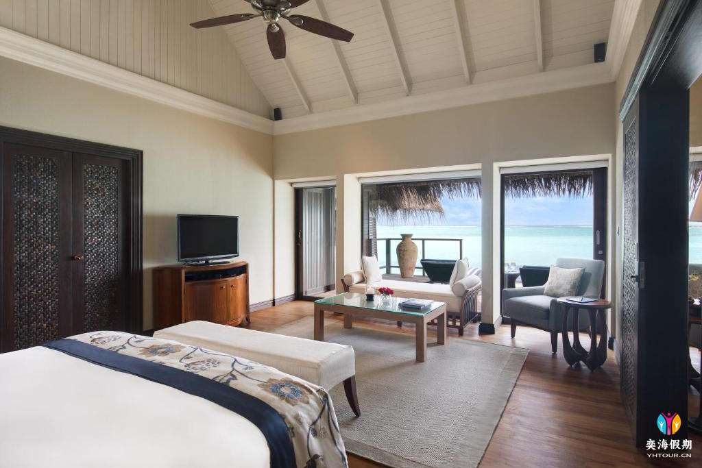 One Bedroom Ocean Suite with Pool (1).jpg