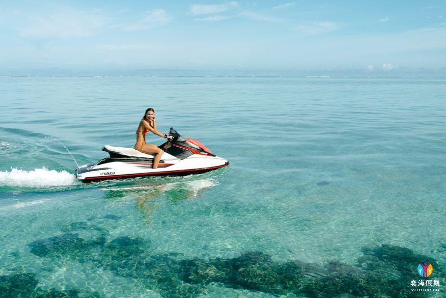 jet skiing.jpg
