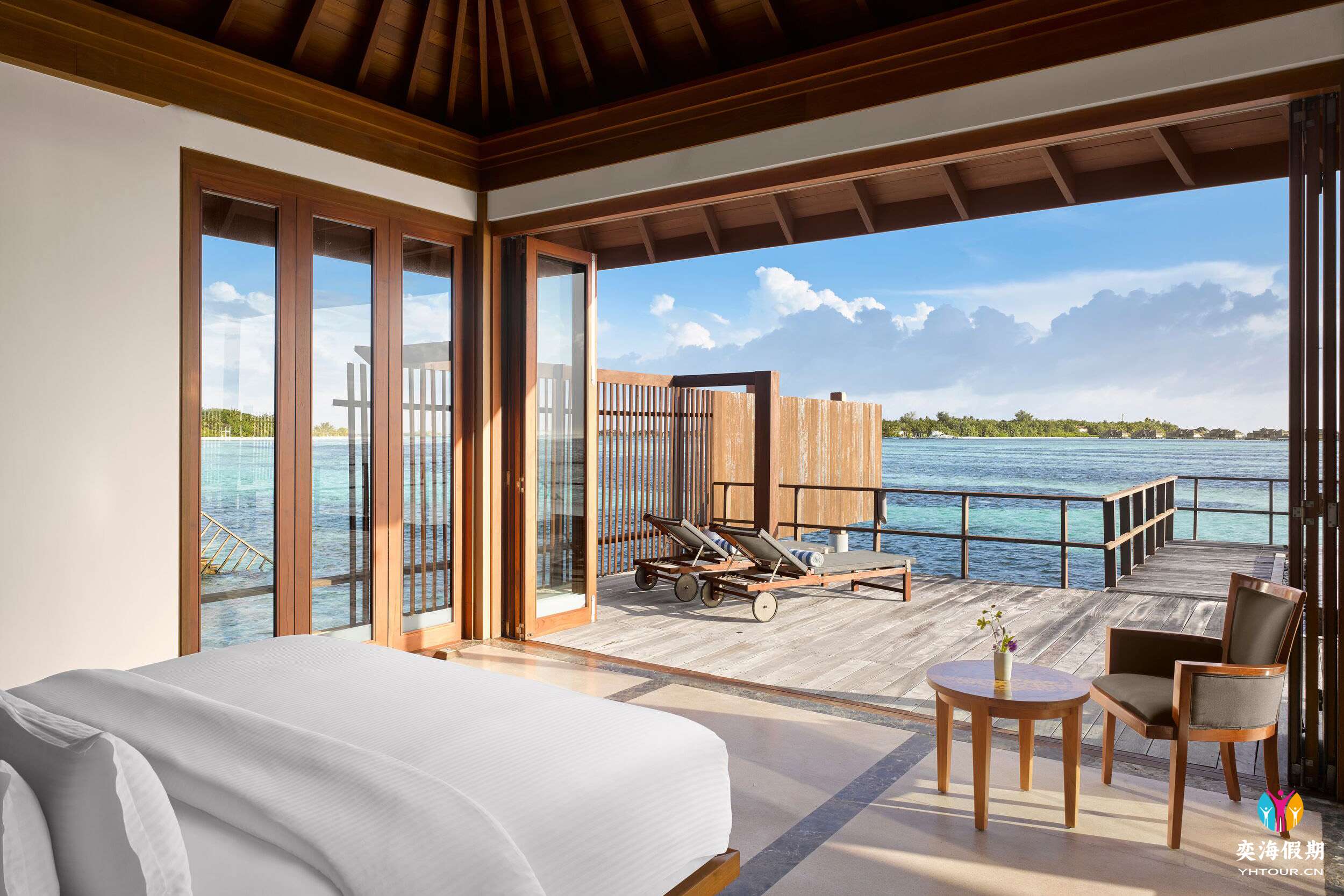 Villa Nautica - One Bedroom Ocean Suite with Pool - Bed - Large.jpg