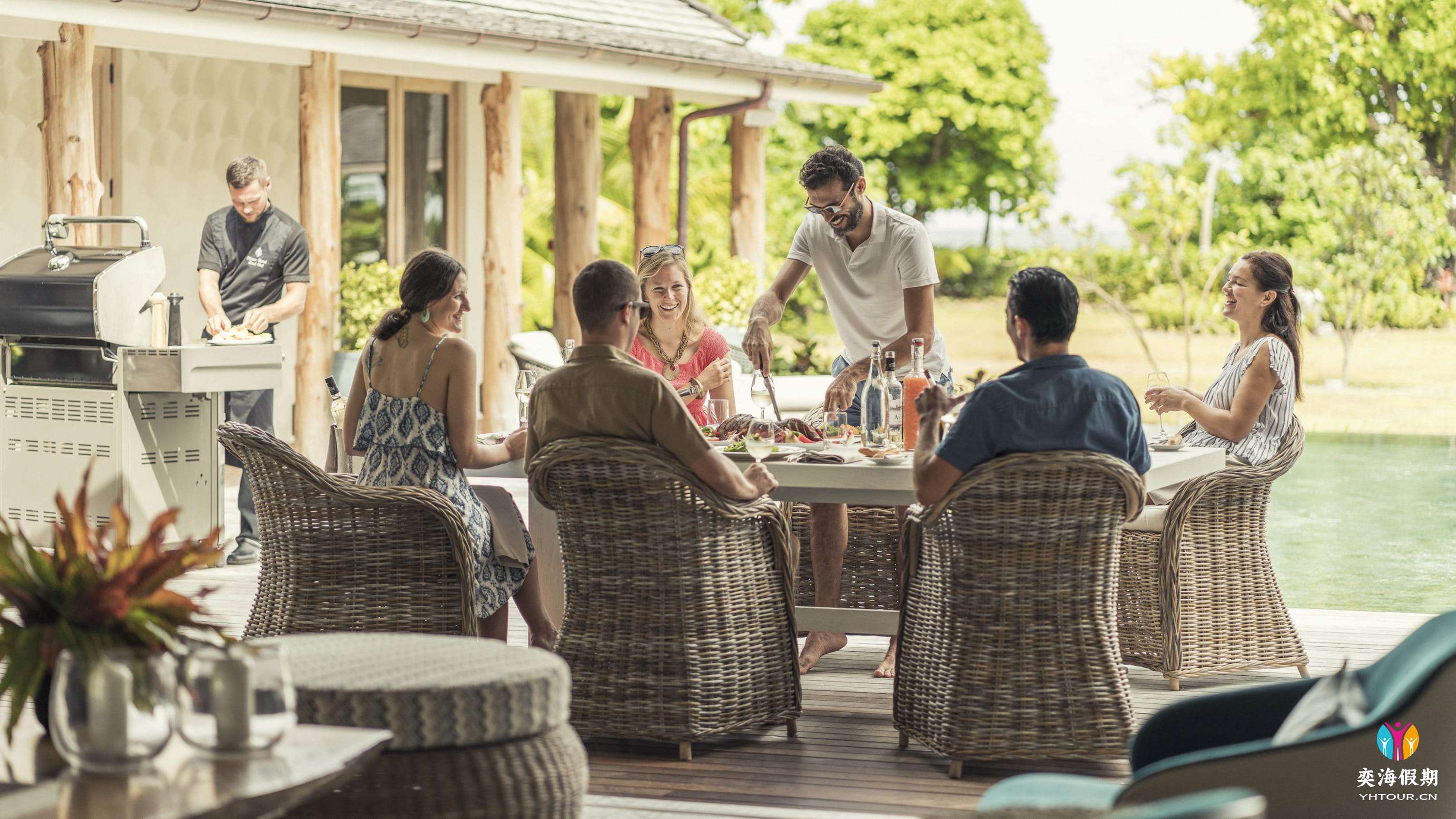 Desroches Restaurant5.jpg