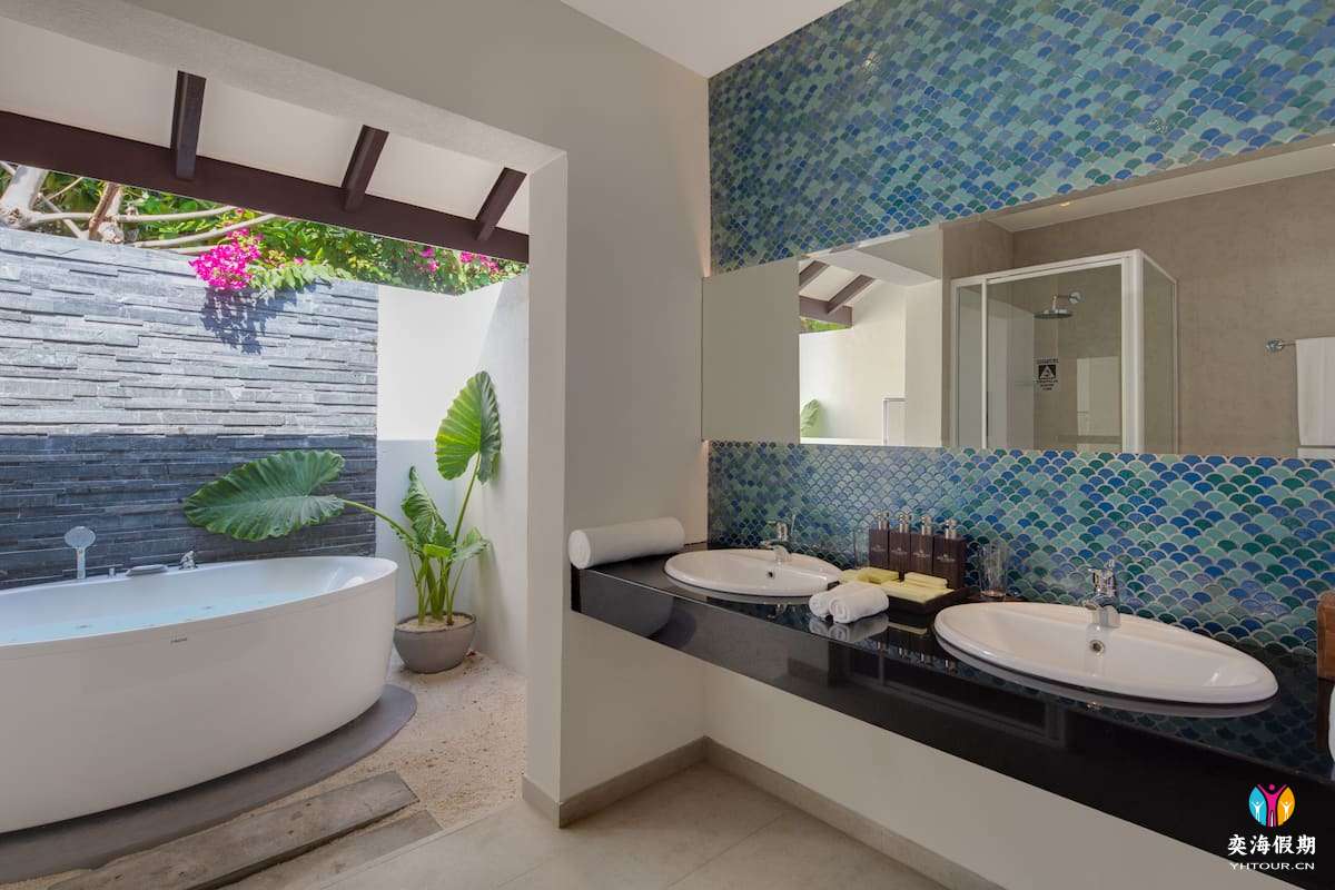 Deluxe Family Beach Villa (4).jpg