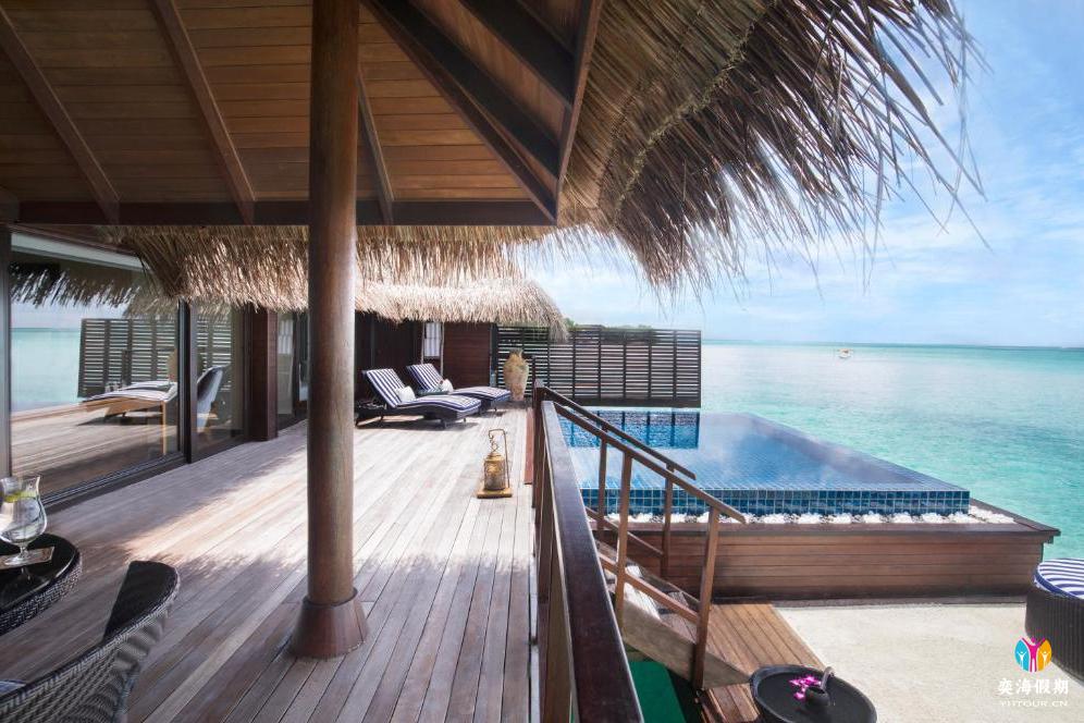 One Bedroom Ocean Suite with Pool.jpg