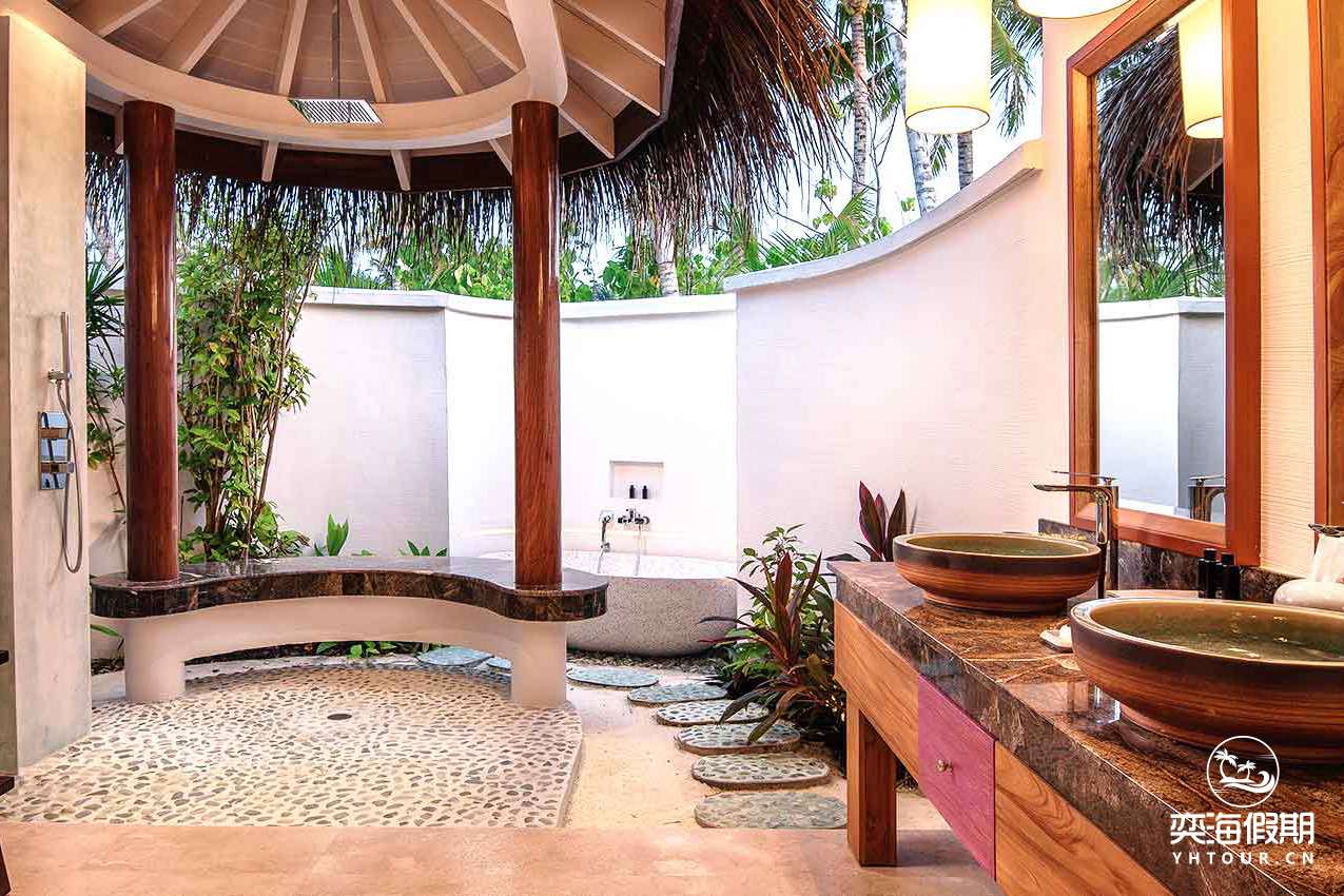 2 bedroom beach pool suite5.jpg