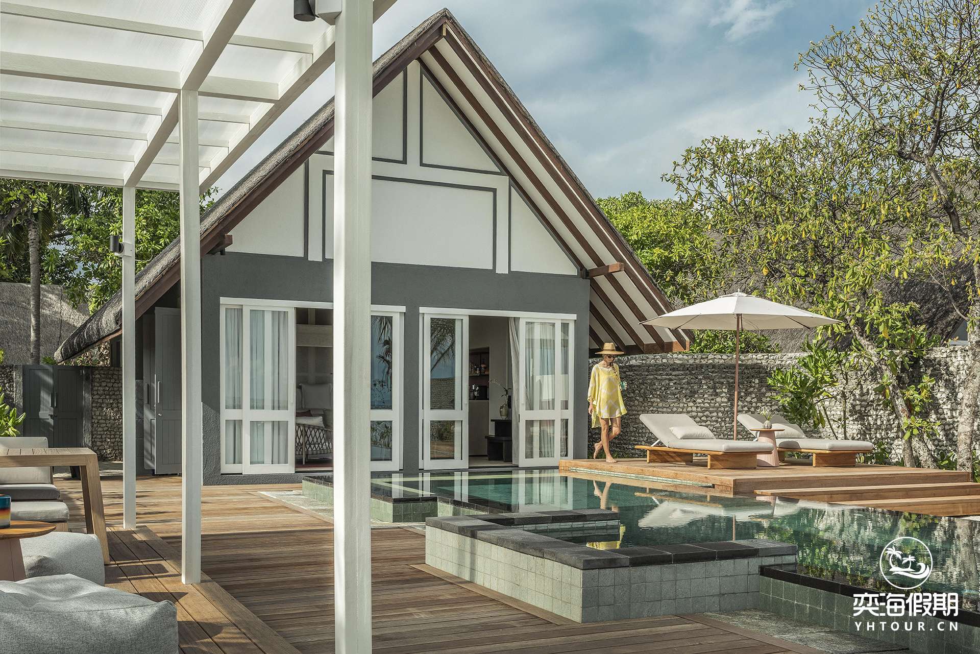 FS Landaa Giraavaru Premier Ocean Front Bungalow with Pool 4.jpg