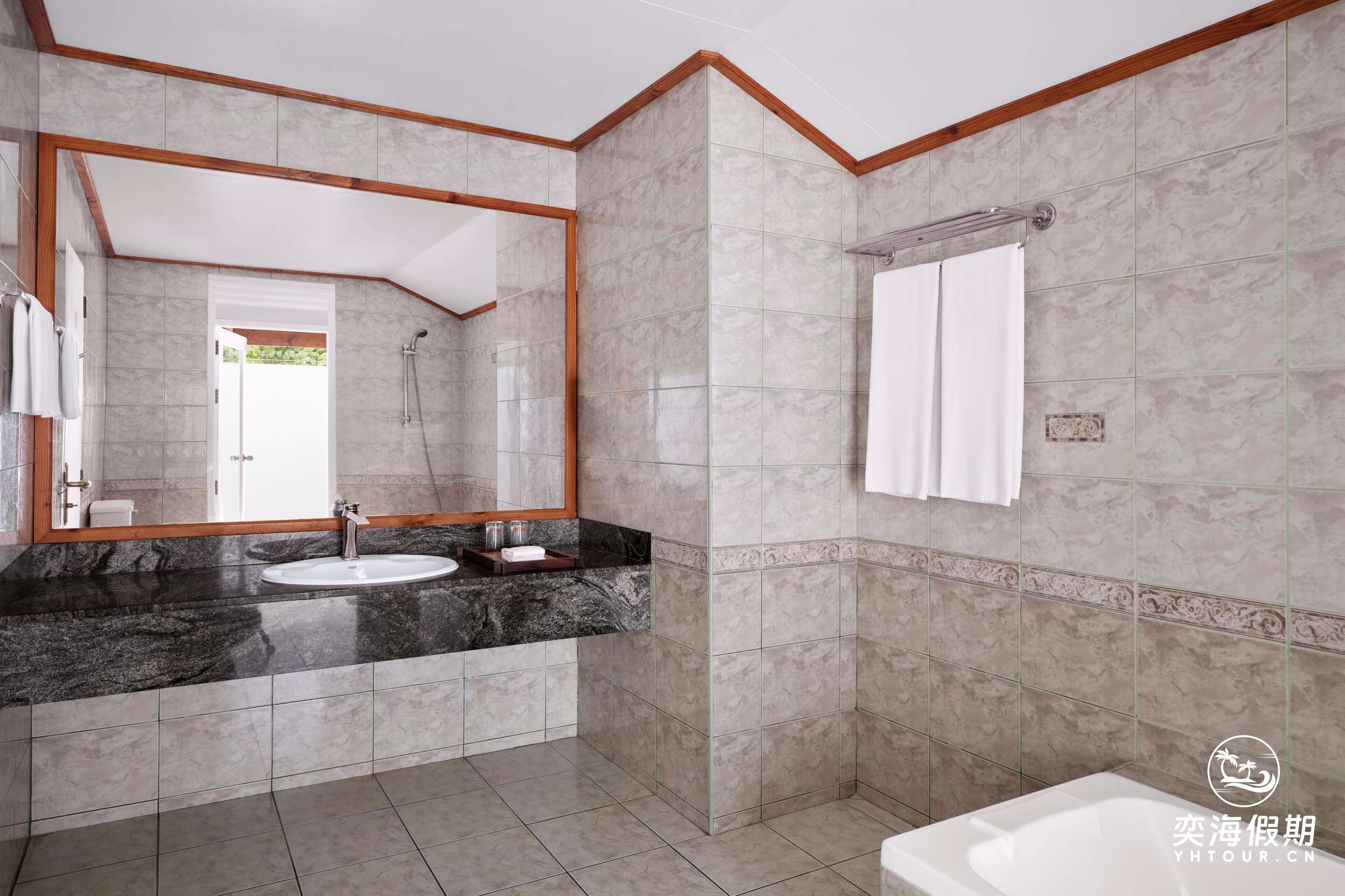 Villa Park - Deluxe Beach Villa - Bath - Large.jpg