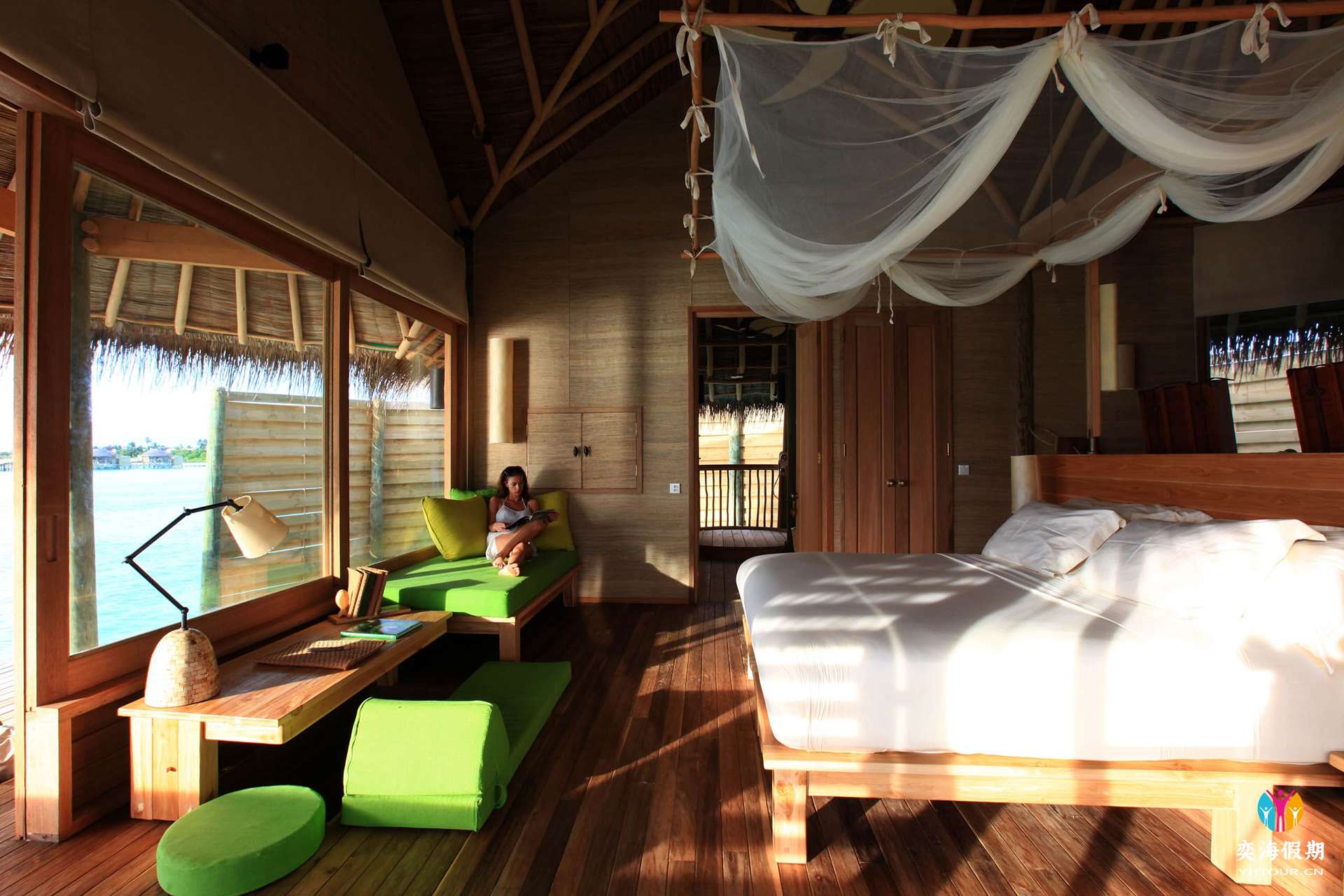 water_villa_interior3.jpg
