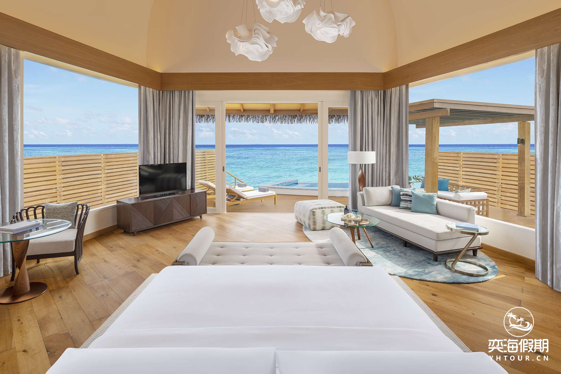 Overwater_Villa_in_out.jpg