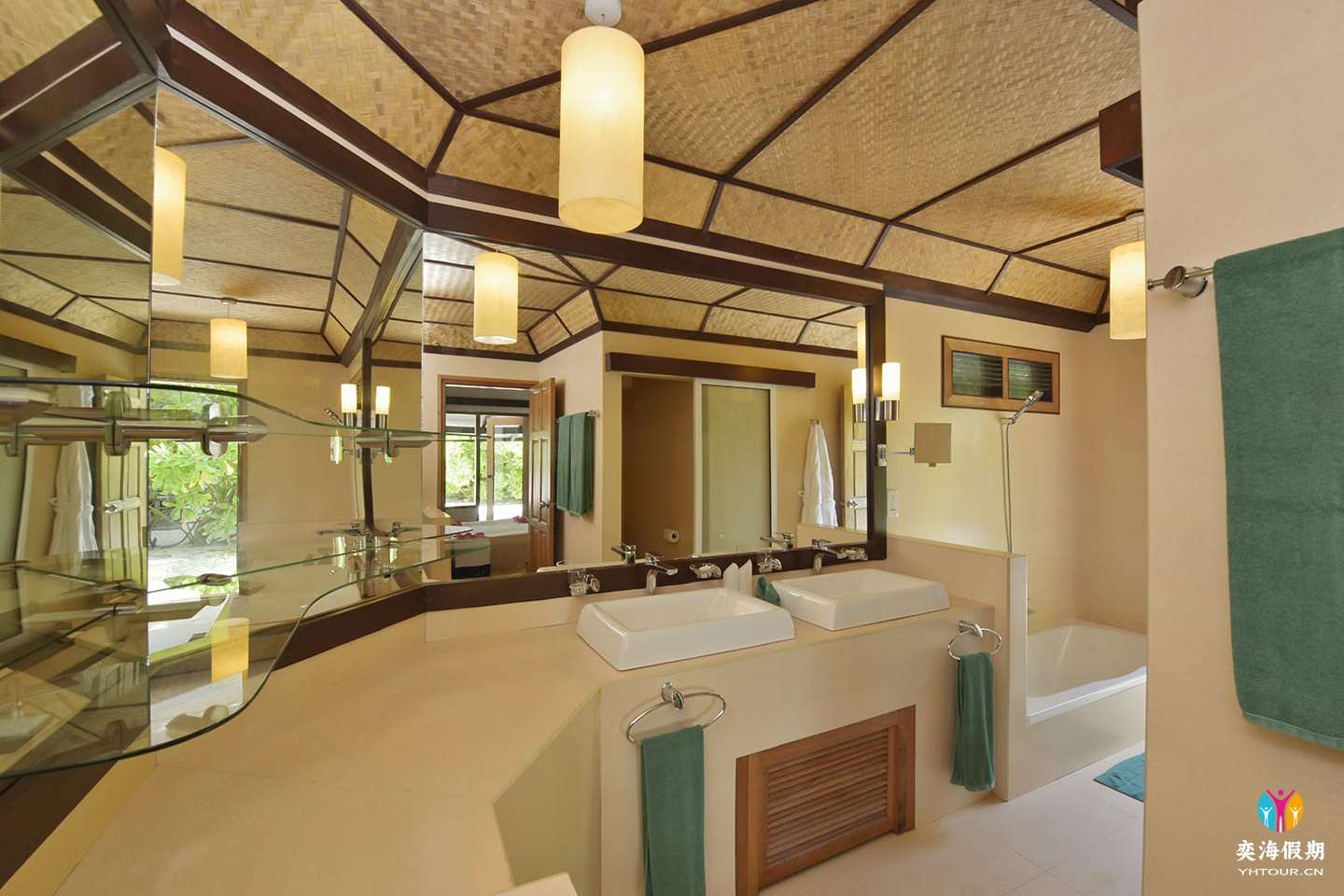 Superior Beach bungalow (4).jpg