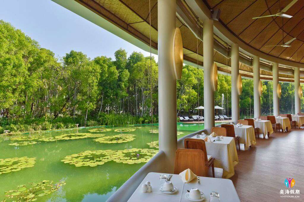 DL-HRES- Dreamland_Lake_Panorama_Restaurant_01_preview.jpeg