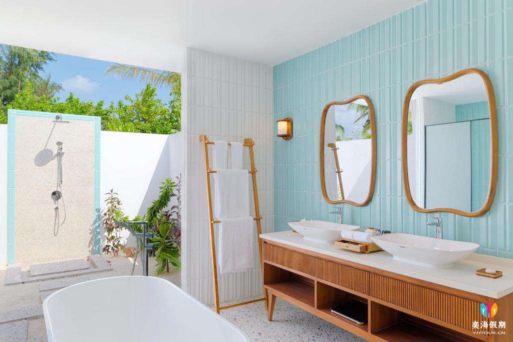 Waterfront Pool Villa (5).jpg