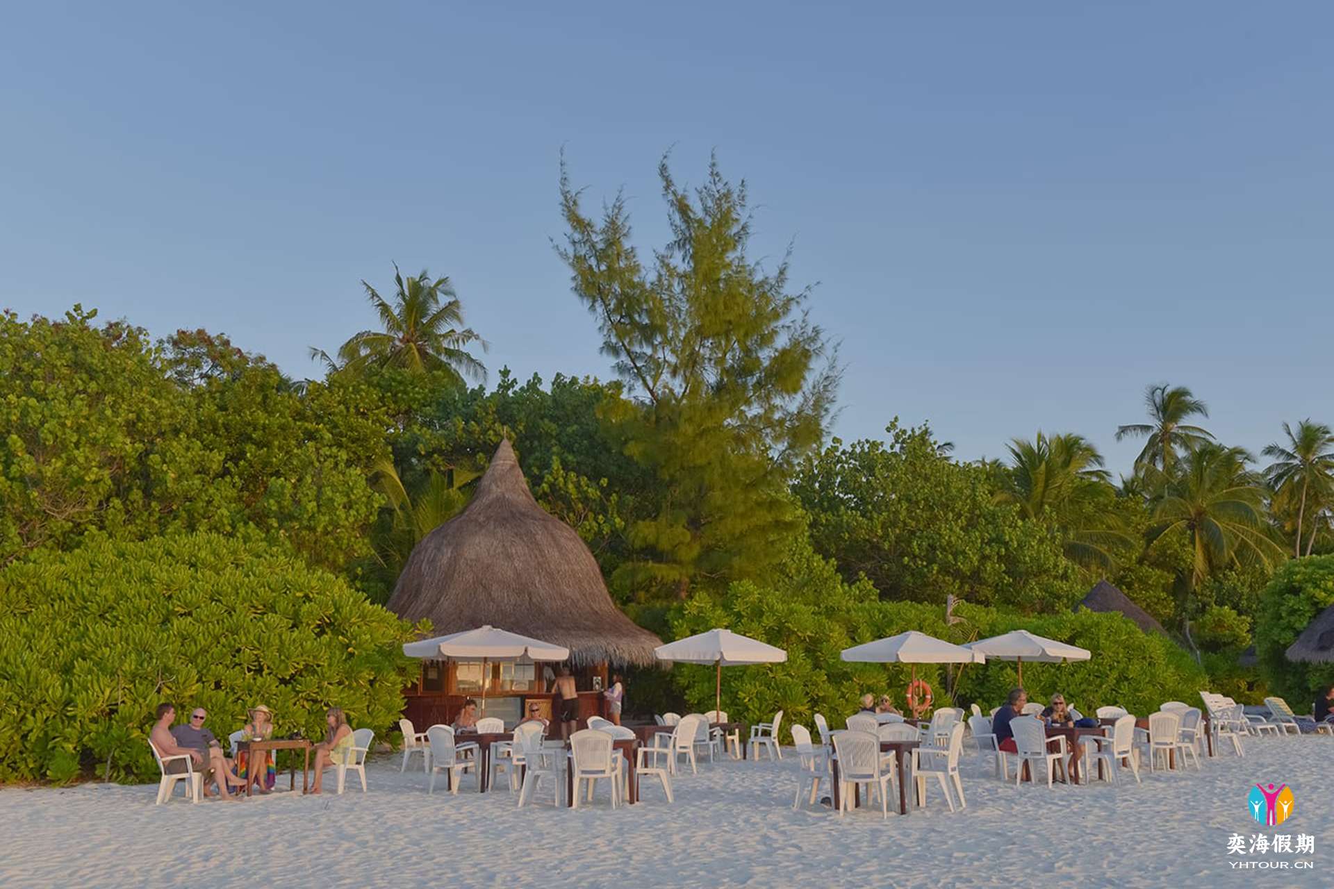 THU-HRES-Thulhagiri_Island_Beach_Bar1.jpg