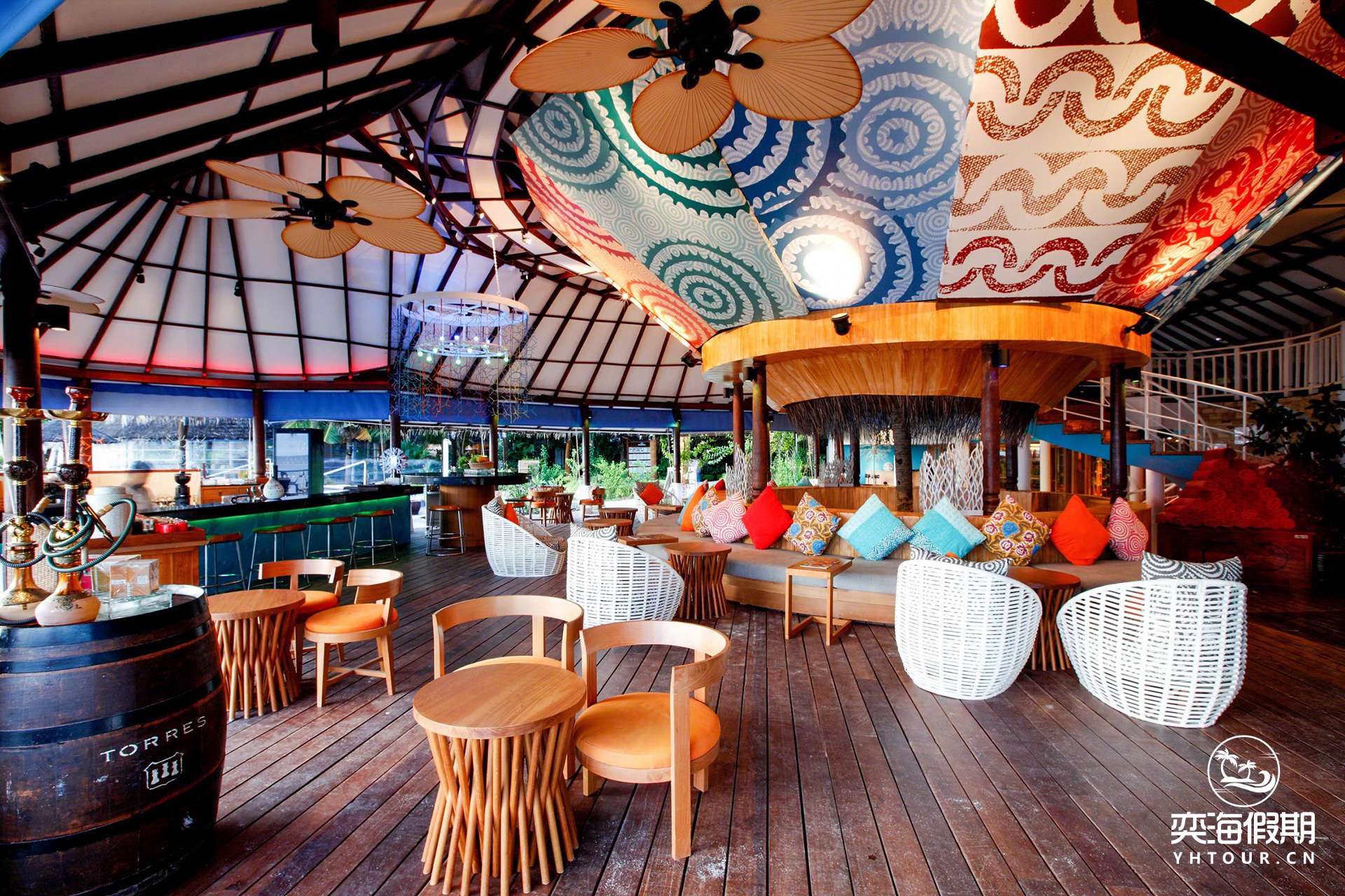 CIRM-Coral_Bar_and_Lounge_05.jpg