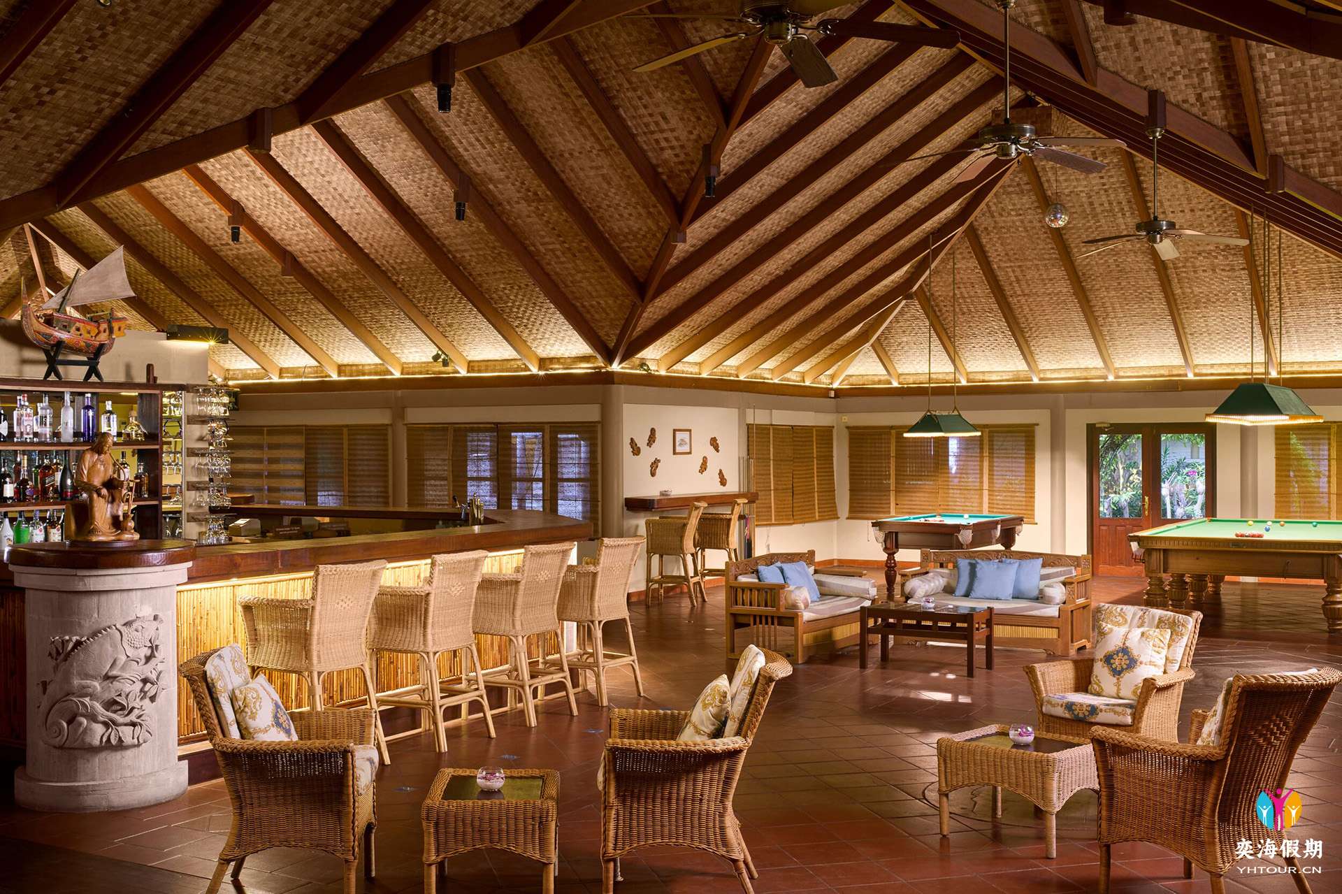 Royal Island - Fun Pub - Bar - Large.jpg