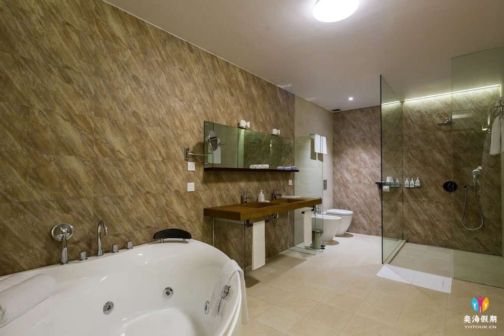 Lagoon Suite.webp (2).jpg