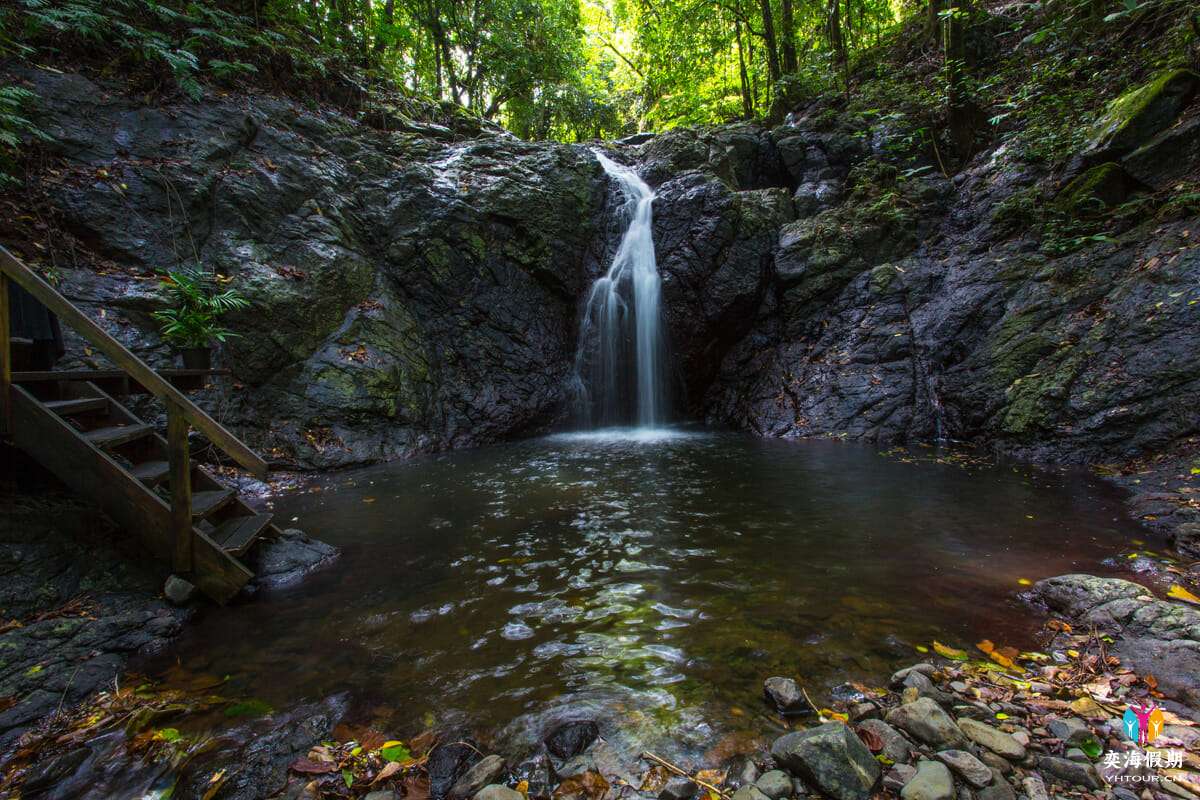 Namale-Namale_Waterfall.jpg