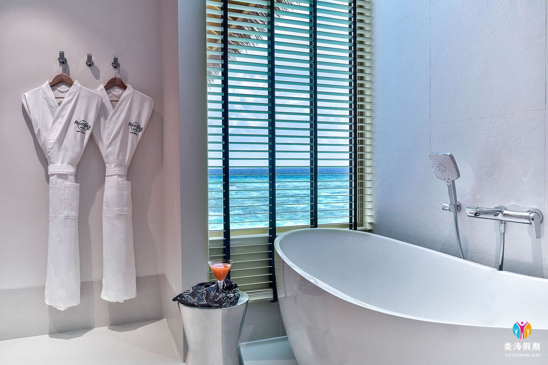 Platinum Overwater Pool Villa_bathroom_bathtub.jpg