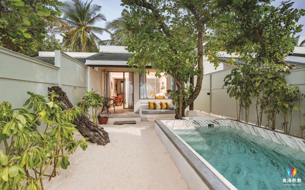 Deluxe Beach Villa with Pool (2).jpg