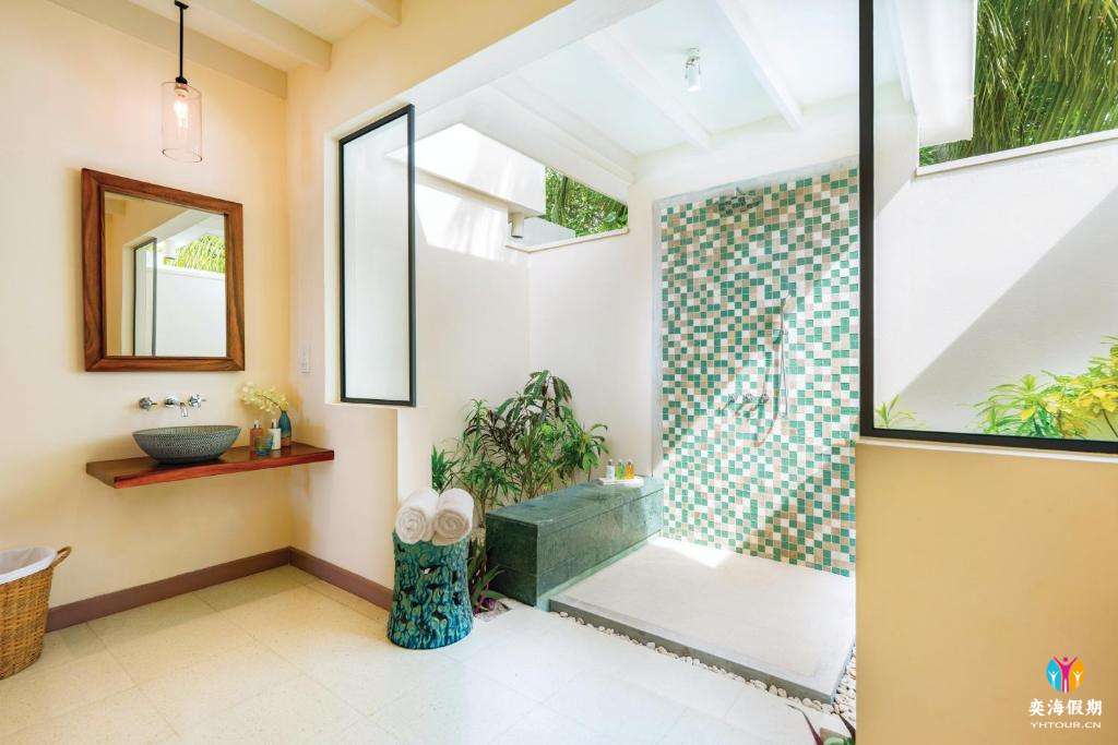 Deluxe Beach Villa with Pool (1).jpg