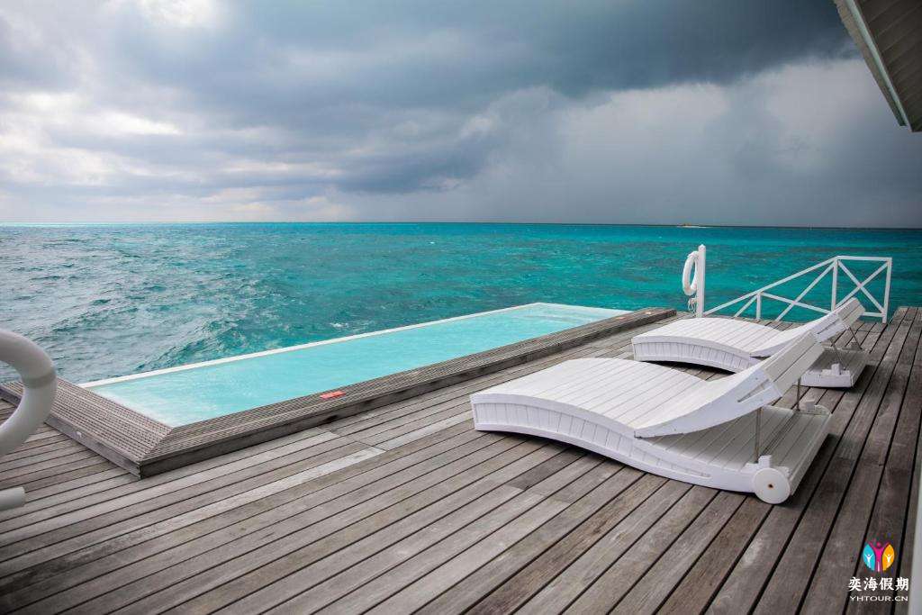 Two Bedroom Pool Water Villa (2).jpg